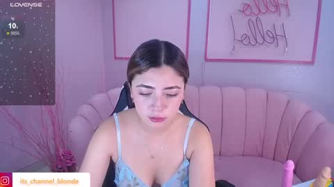 Snapshot of channel_blonde_a chatting on January 25, 10:40 am channel_blonde_a online show from January 25, 10:40 am