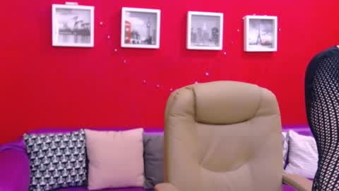 Snapshot of chantallovely chatting on January 25, 1:46 pm The Queen online show from January 25, 1:46 pm