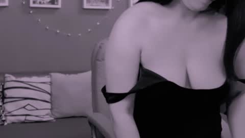 Snapshot of chantallovely chatting on December 29, 10:57 pm The Queen online show from December 29, 10:57 pm