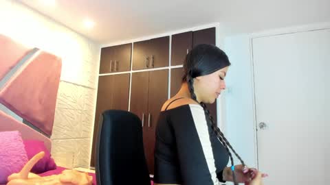 Snapshot of charlotte_icee chatting on February 6, 3:41 pm Charlotte Icee online show from February 6, 3:41 pm