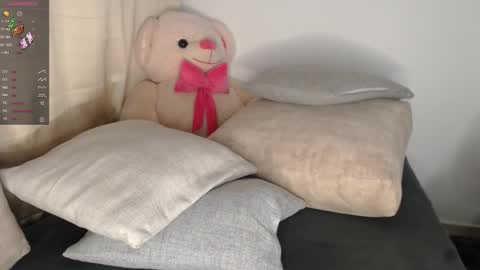 charlottehorny1 online show from December 19, 3:18 am