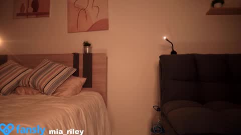 Snapshot of charming_angel_ chatting on September 19, 3:05 am Marseline Chaturbelle online show from September 19, 3:05 am