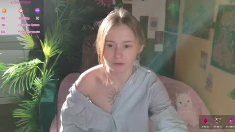 Snapshot of charming_lilly chatting on February 24, 7:31 am Lissa online show from February 24, 7:31 am