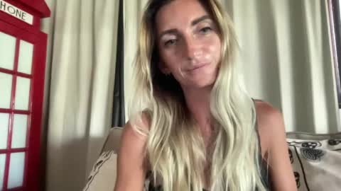 Snapshot of chasingsunsets_quinn chatting on October 17, 4:37 am chasingsunsets_quinn online show from October 17, 4:37 am