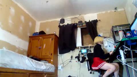cheerleader_crossdresser online show from May 7, 9:02 am