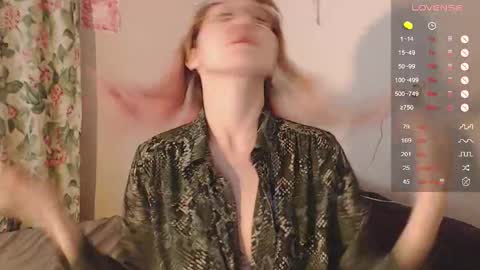 Snapshot of cherry_hazzze chatting on September 28, 2:11 pm Cheryl online show from September 28, 2:11 pm