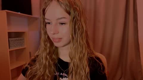 Evie online show from November 24, 9:11 am