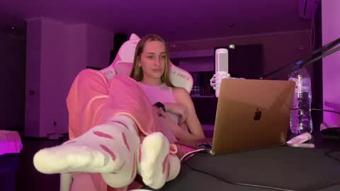Snapshot of chillgoddess chatting on December 9, 4:37 pm Goddess Vika - owner of all ur money online show from December 9, 4:37 pm