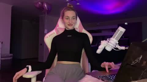 Snapshot of chillgoddess chatting on March 11, 2:51 pm Goddess Vika - owner of all ur money online show from March 11, 2:51 pm