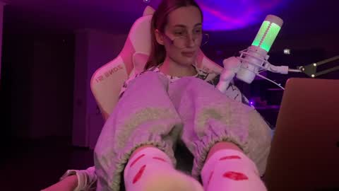 Snapshot of chillgoddess chatting on February 3, 3:27 pm Goddess Vika - owner of all ur money online show from February 3, 3:27 pm