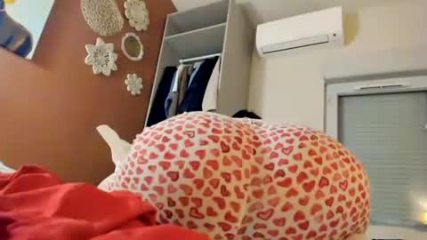 Snapshot of chillwithcamii chatting on October 2, 8:14 pm yoursensualparadise online show from October 2, 8:14 pm