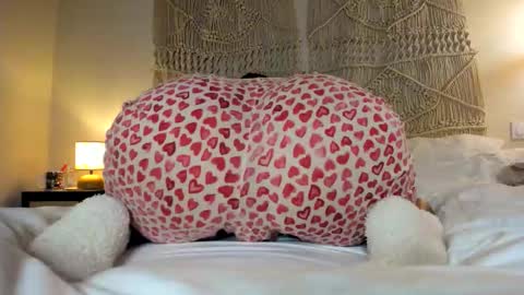 Snapshot of chillwithcamii chatting on October 22, 1:21 am yoursensualparadise online show from October 22, 1:21 am