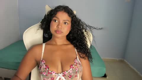 Snapshot of chloe_evans21 chatting on December 17, 8:43 pm chloe online show from December 17, 8:43 pm