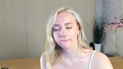 Chloe Deccker online show from June 22, 1:10 am