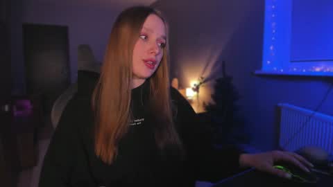 chloegins online show from December 15, 6:59 pm