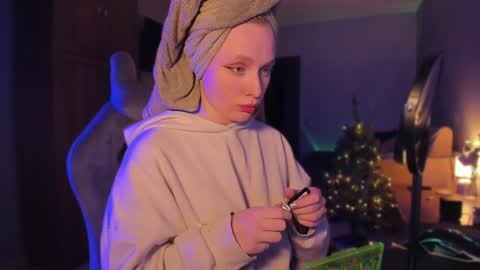 chloegins online show from December 28, 3:26 pm