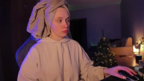 chloegins online show from December 26, 3:42 pm