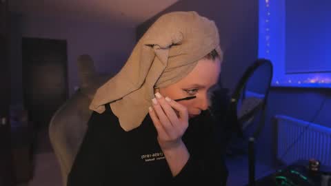 chloegins online show from December 15, 5:45 am