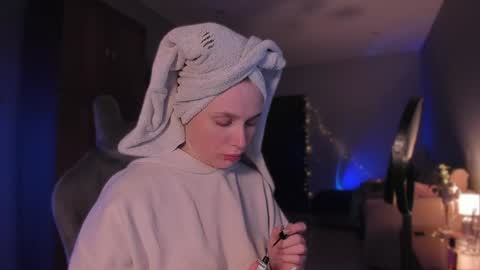 chloegins online show from January 25, 9:04 pm