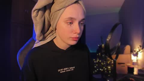 chloegins online show from December 29, 2:31 pm