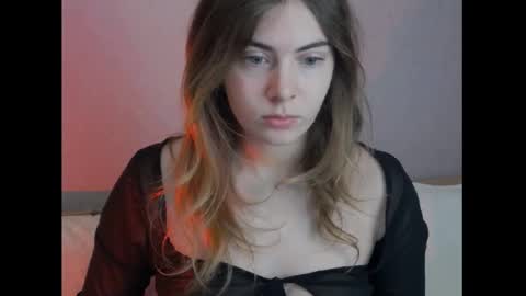 Snapshot of chloi_hes chatting on December 22, 8:38 am chloi_hes online show from December 22, 8:38 am