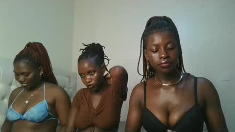 Snapshot of chocolate_iva chatting on October 18, 9:27 pm Iva online show from October 18, 9:27 pm