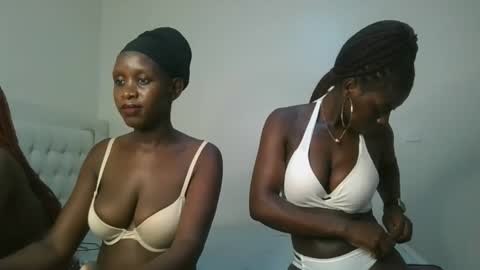 Snapshot of chocolate_iva chatting on October 16, 6:54 pm Iva online show from October 16, 6:54 pm