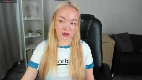 Snapshot of christy_little chatting on March 3, 6:31 am hristy3 online show from March 3, 6:31 am