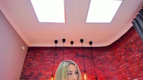 Snapshot of christyna_ross chatting on January 29, 8:35 pm christyna_ross online show from January 29, 8:35 pm