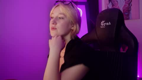 Snapshot of cinbellamy chatting on September 18, 8:57 am Cin Bellamy online show from September 18, 8:57 am