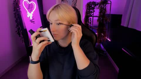 Snapshot of cinbellamy chatting on September 30, 6:19 am Cin Bellamy online show from September 30, 6:19 am