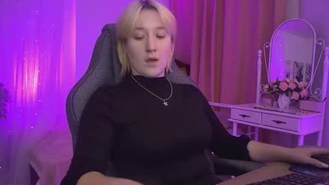 Snapshot of cinbellamy chatting on November 2, 6:28 am Cin Bellamy online show from November 2, 6:28 am