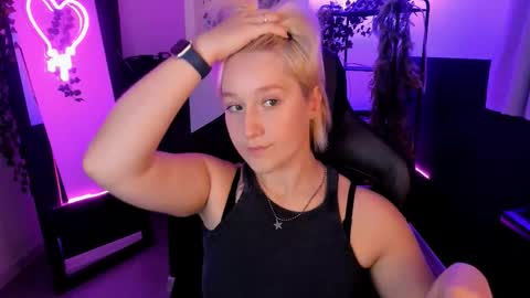 Snapshot of cinbellamy chatting on September 23, 5:16 am Cin Bellamy online show from September 23, 5:16 am