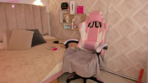 clhoe_johnson_ online show from April 15, 12:49 pm