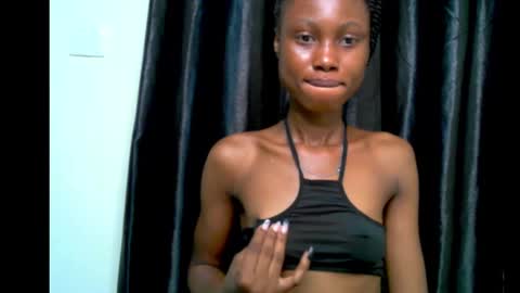 Snapshot of coco_petitqueen chatting on January 16, 8:33 am coco_petitqueen online show from January 16, 8:33 am