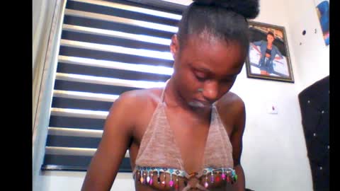 Snapshot of coco_petitqueen chatting on January 29, 9:44 am coco_petitqueen online show from January 29, 9:44 am