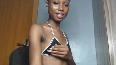 Snapshot of coco_petitqueen chatting on January 7, 7:49 pm coco_petitqueen online show from January 7, 7:49 pm
