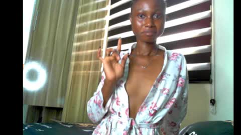 Snapshot of coco_petitqueen chatting on January 17, 11:17 am coco_petitqueen online show from January 17, 11:17 am