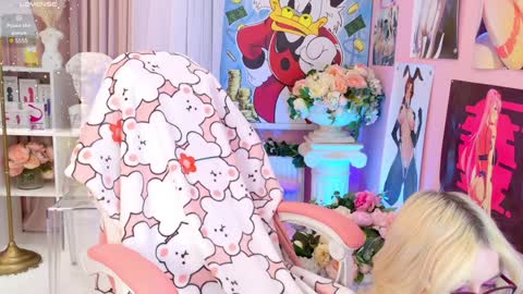 Mia online show from December 4, 9:02 pm