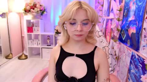 Mia online show from September 22, 3:43 pm