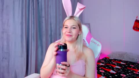 Snapshot of colleen_blake chatting on December 19, 1:07 am Collen Mon Tue Wed Thu Fri GMT 3 0300am - 0900am online show from December 19, 1:07 am