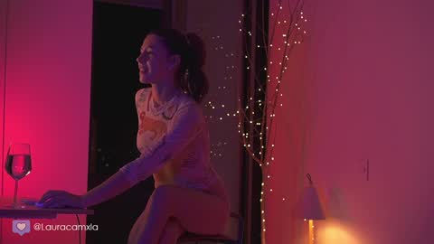 Laura online show from December 20, 11:58 pm