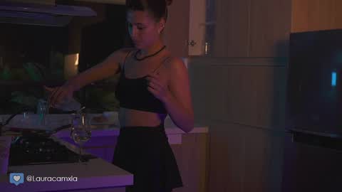 Laura online show from December 6, 11:24 pm