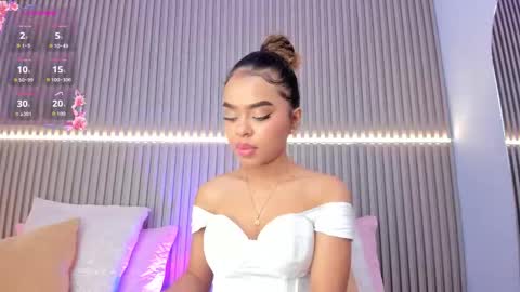 Snapshot of coralineross_ chatting on October 6, 10:43 am coralineross_ online show from October 6, 10:43 am