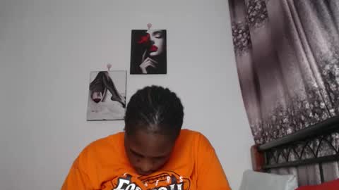 Snapshot of cozy_dion chatting on October 30, 5:58 pm Erykah online show from October 30, 5:58 pm