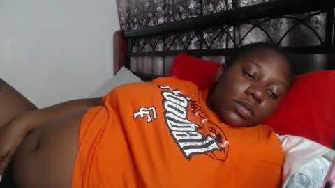 Snapshot of cozy_dion chatting on October 31, 7:29 pm Erykah online show from October 31, 7:29 pm