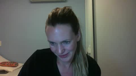 Snapshot of crazyanny chatting on October 5, 12:37 am Anny online show from October 5, 12:37 am