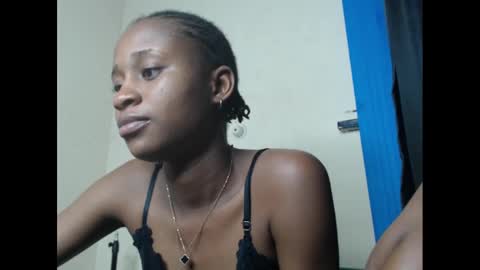 Snapshot of creamyxmuffin chatting on March 1, 11:26 pm creamyxmuffin online show from March 1, 11:26 pm