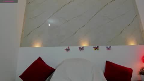 criss_balanta11 online show from September 13, 2:58 pm