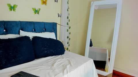 Snapshot of cristalwalker__ chatting on October 18, 11:57 am cristal walker online show from October 18, 11:57 am